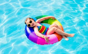 Dermatitis atópica, sol y piscina: ¿cómo lidiar con esta condición cuando llega el verano?