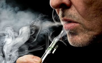 Médico asegura que vaporizadores causan casi el mismo daño que los cigarros normales