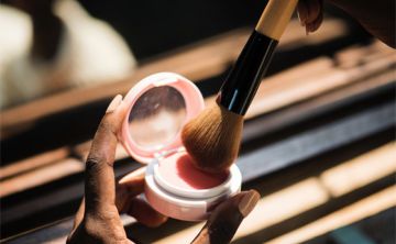 Investigadores relacionan uso de productos de belleza con posibles daños a la fertilidad femenina y el cáncer de mama