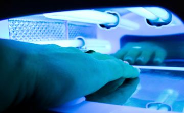 Uso excesivo de rayos UV para tratamiento de uñas puede causar cáncer de piel
