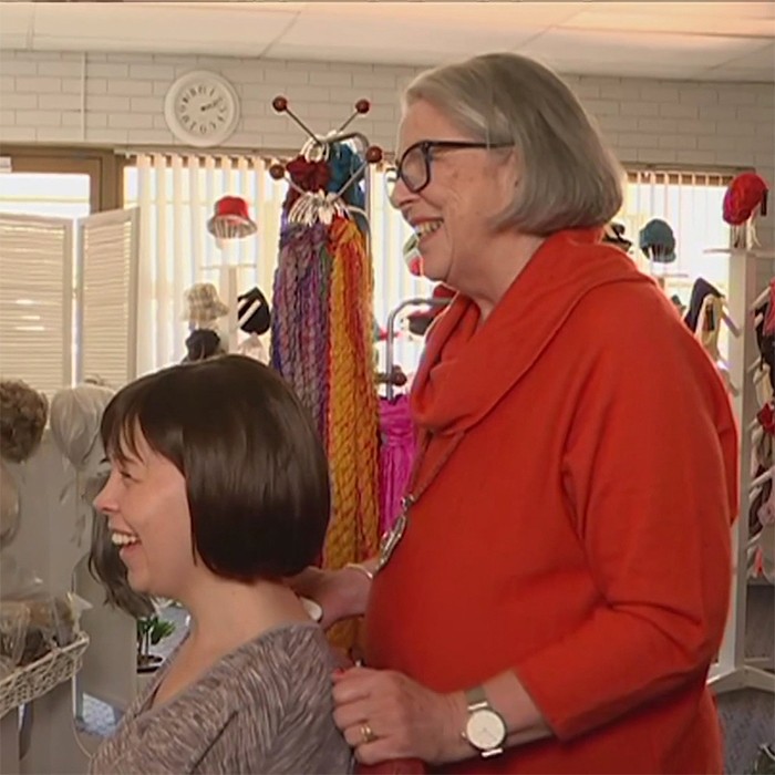 Sobreviviente de cáncer ayuda a otras pacientes a sentirse bien consigo mismas